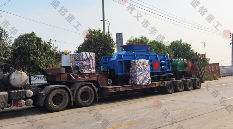 U体育页面在线登录2PGY1212对辊破碎机机成功发往洛阳